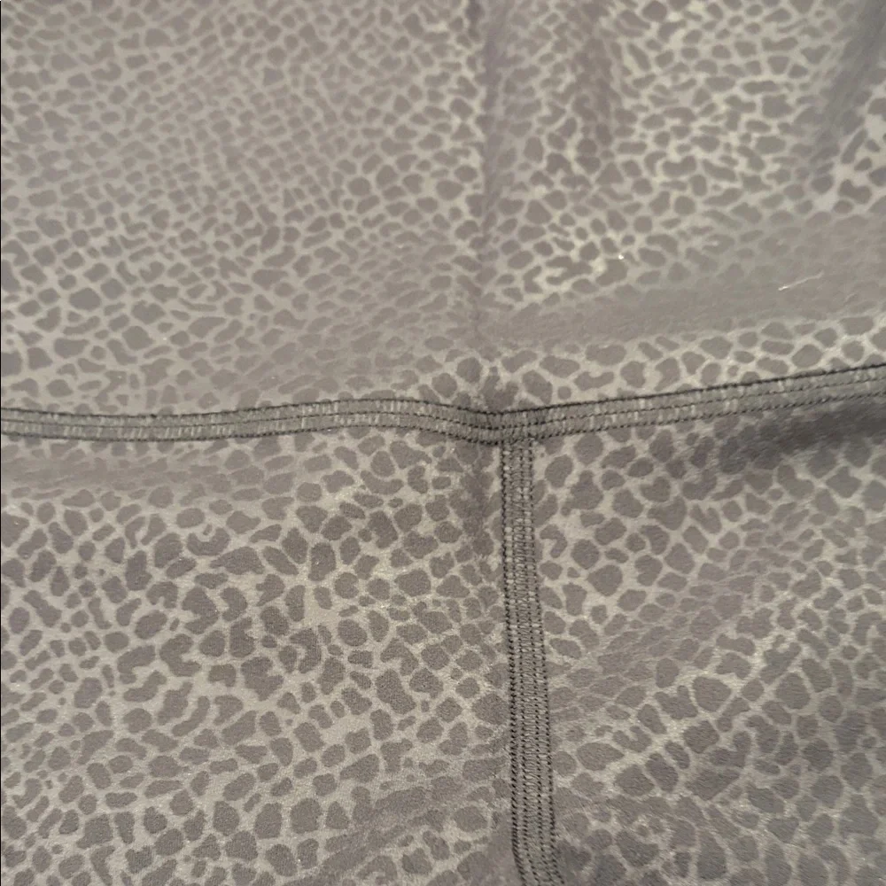 Lululemon Athletica Align HR Crop 23" in Black - Size 4 - Picture 3 of 4